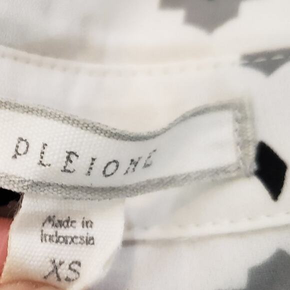 Pleione Erin Utility Shirt Size XS White Black Boho Aztec Print VNeck 1/2 Button - Picture 7 of 10